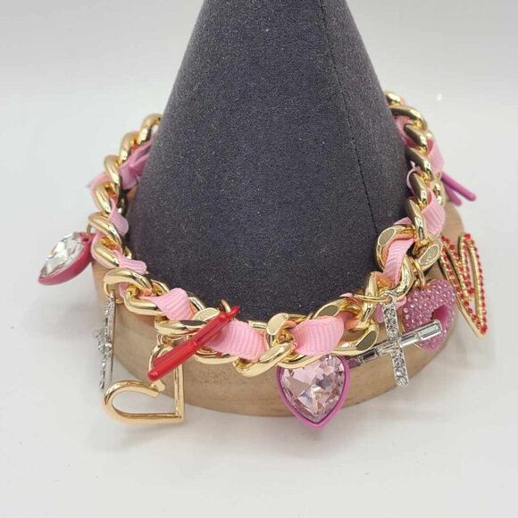 Betsey Johnson Pink Red Gold Tone Hugs & Kisses Charm Bracelet NWT! NEW! - Picture 2 of 8